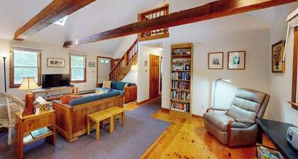 Airy home with AC, W/D, deck, & bikes- close to Nauset Light Beach & trails