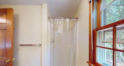Airy home with AC, W/D, deck, & bikes- close to Nauset Light Beach & trails