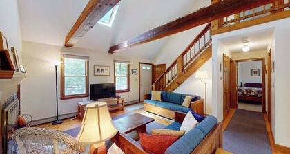 Airy home with AC, W/D, deck, & bikes- close to Nauset Light Beach & trails
