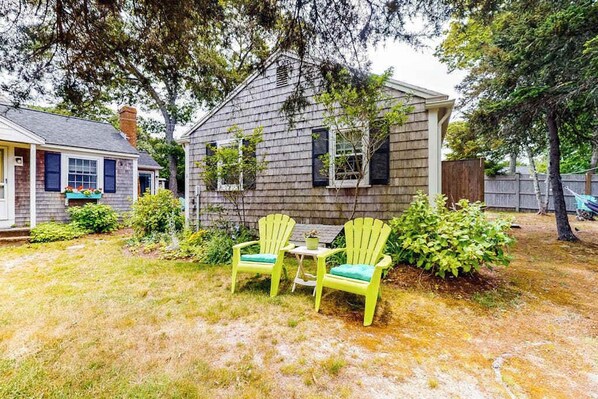 Terrace/patio - Cape-style cottage in a small village community w/ an outdoor shower (Harwich Port)