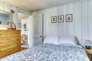 WiFi, bed sheets - Cape-style cottage in a small village community w/ an outdoor shower (Harwich Port)