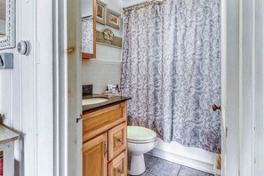 Shower, hair dryer, towels - Cape-style cottage in a small village community w/ an outdoor shower (Harwich Port)