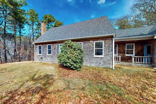 Oakwood Trail Cottage | Eastham home on Cape Cod Rail Trail with great deck