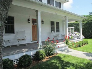 Terrace/patio - Bright spacious downtown home w/ guest house; walk to beach & lighthouse (Edgartown)