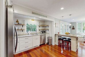 Fridge, microwave, oven, stovetop - Bright spacious downtown home w/ guest house; walk to beach & lighthouse (Edgartown)