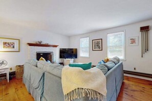 TV, offices - Cape Getaway -walk to restaurants & shops, near bay & ocean beaches & rail trail (Eastham)
