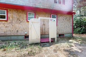Property grounds - Cape Getaway -walk to restaurants & shops, near bay & ocean beaches & rail trail (Eastham)