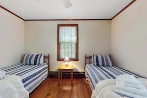 Desk, iron/ironing board, WiFi, bed sheets - Cape Getaway -walk to restaurants & shops, near bay & ocean beaches & rail trail (Eastham)