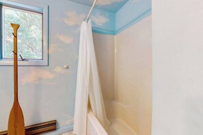 Shower, towels - Cape Getaway -walk to restaurants & shops, near bay & ocean beaches & rail trail (Eastham)
