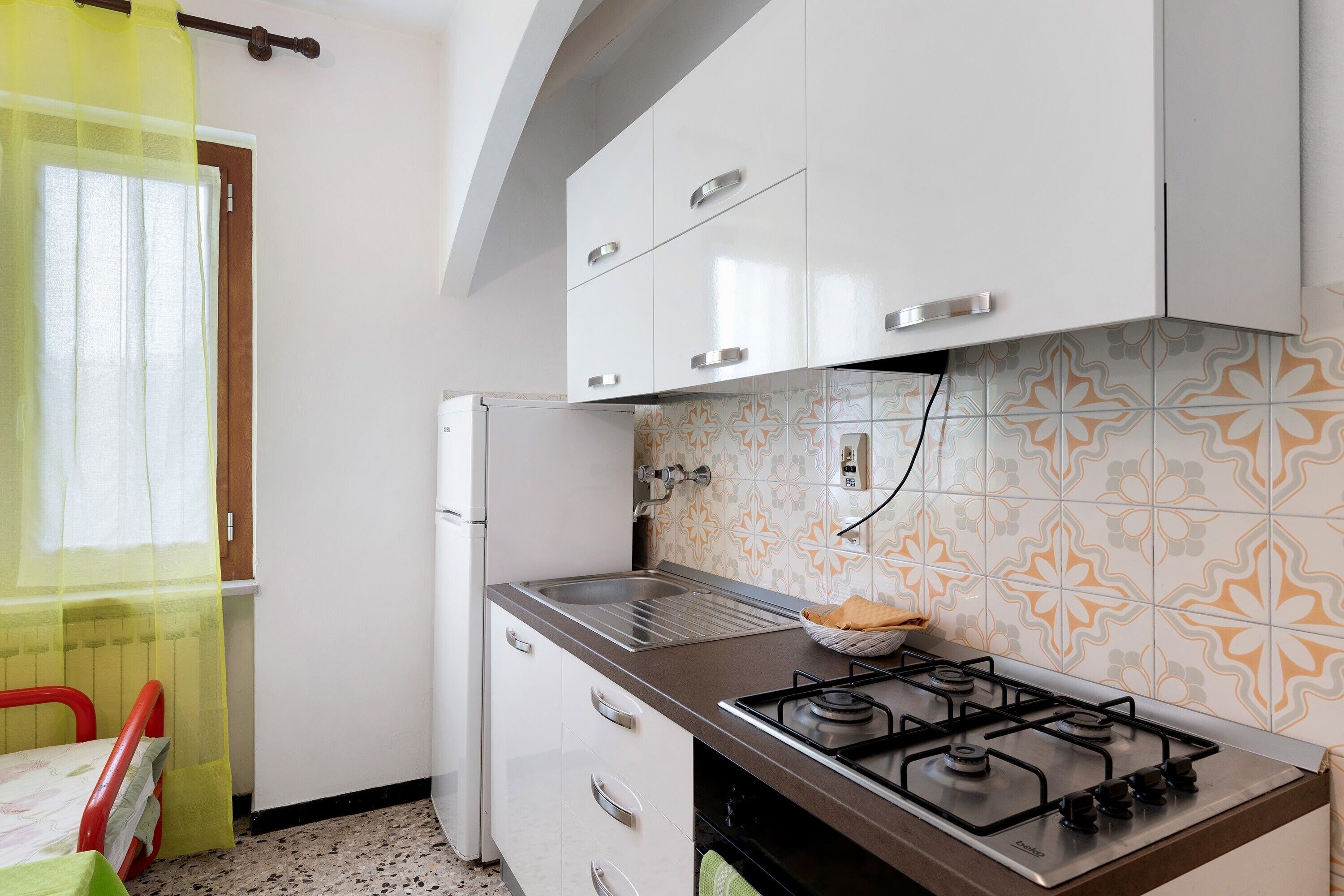 Geladeira, fogão, cooktop, talheres/pratos/utensílios de cozinha