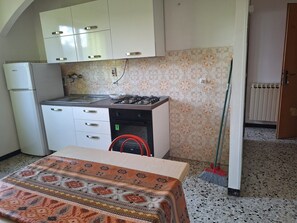 Fridge, oven, stovetop, cookware/dishes/utensils
