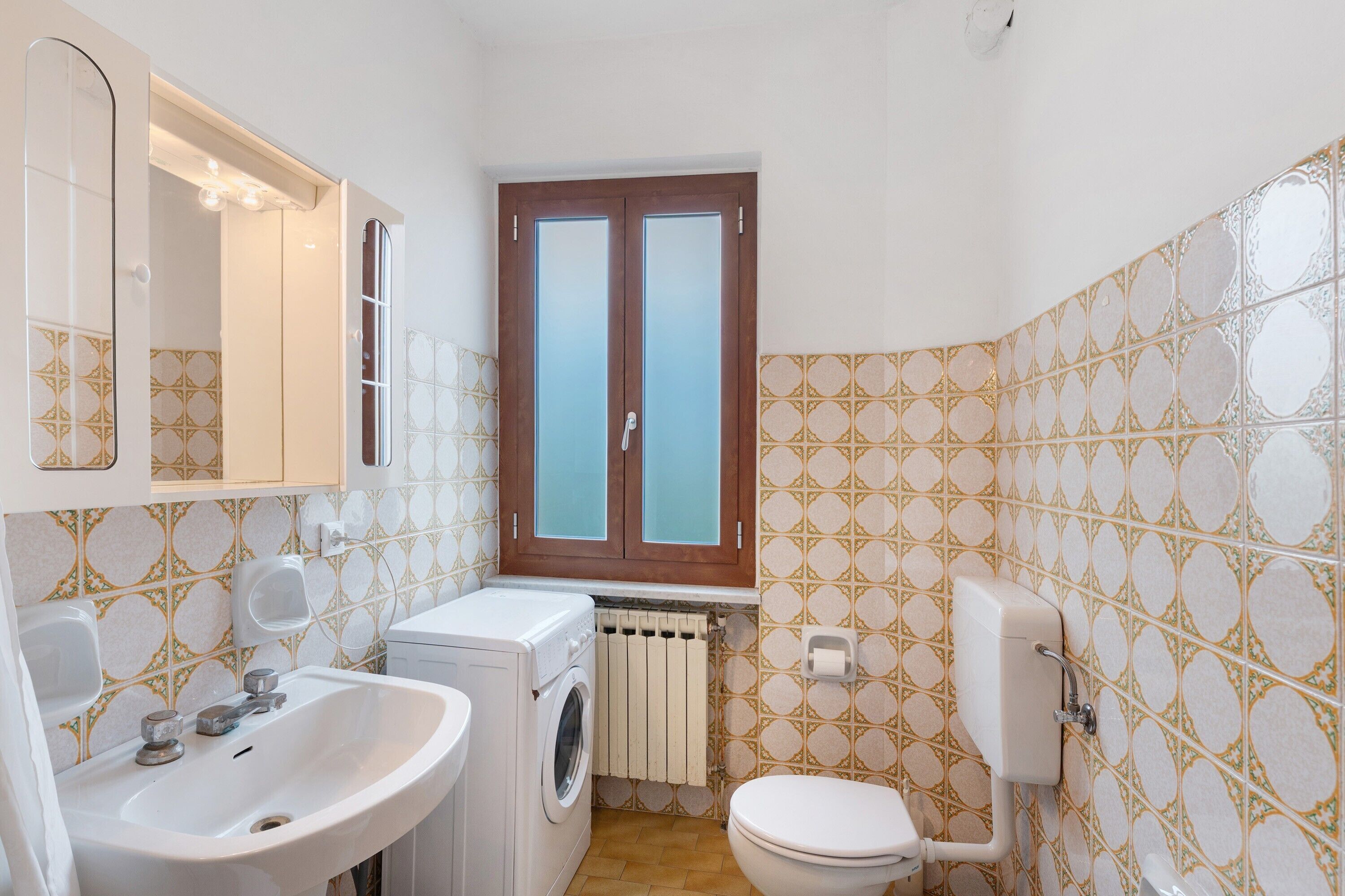 Douche, sèche-cheveux, serviettes fournies