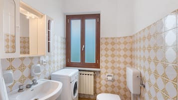 Douche, sĂšche-cheveux, serviettes fournies