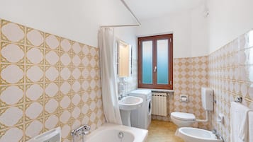 Douche, sĂšche-cheveux, serviettes fournies