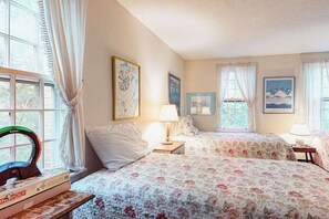 Iron/ironing board, WiFi, bed sheets - Inviting home near town and the beach with fast WiFi and private W/D (Edgartown)