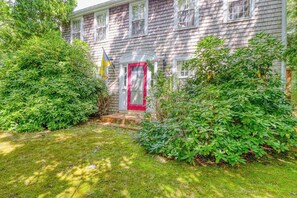 Exterior - Inviting home near town and the beach with fast WiFi and private W/D (Edgartown)