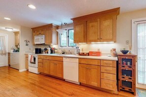 Fridge, microwave, oven, stovetop - Inviting home near town and the beach with fast WiFi and private W/D (Edgartown)