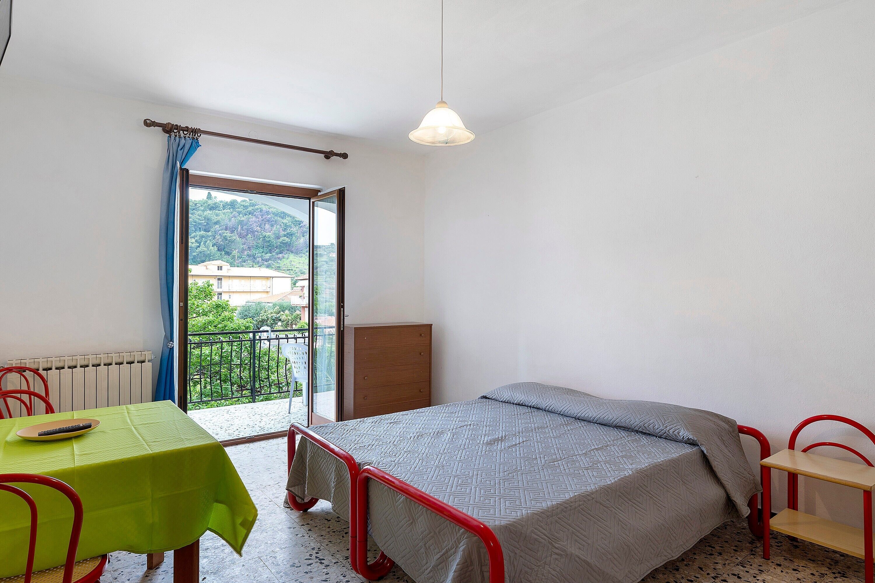 1 bedroom, bed sheets
