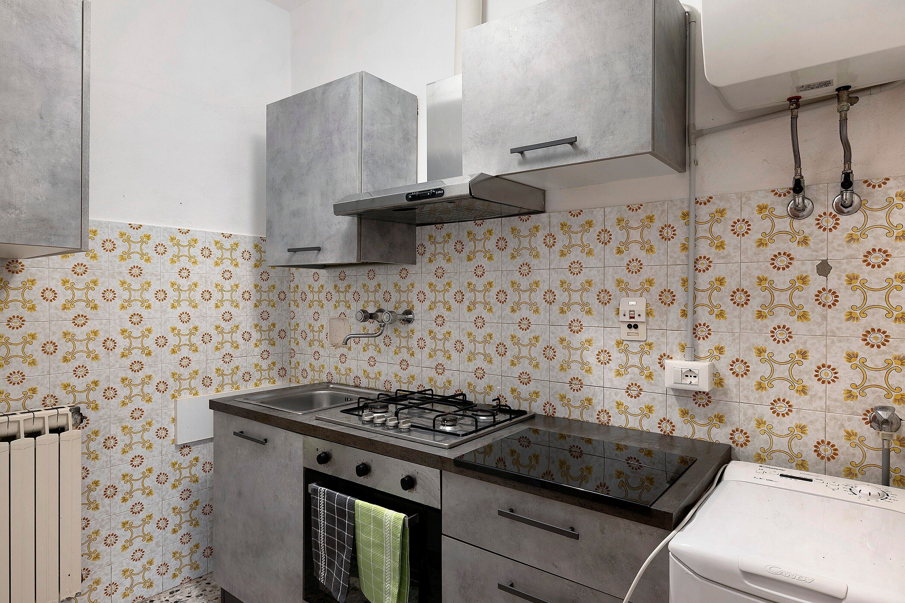 Geladeira, fogão, cooktop, talheres/pratos/utensílios de cozinha
