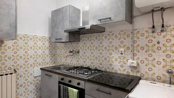 Geladeira, fogão, cooktop, talheres/pratos/utensílios de cozinha