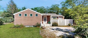 Charming dog-friendly home with large yard & WiFi - walk to beach & Great Pond