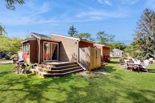 Charming dog-friendly home with large yard & WiFi - walk to beach & Great Pond