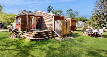 Charming dog-friendly home with large yard & WiFi - walk to beach & Great Pond
