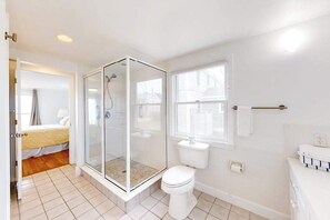 Shower, towels - Dog Friendly Waterfront Hyannis Haven – Walk to Kalmus Beach (Hyannis)
