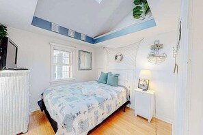 Iron/ironing board, travel cot, WiFi, bed sheets - Coastal home w/ central AC & fenced yard - five-minute walk to Earle Road Beach (Harwich Port)
