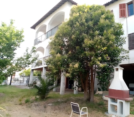 Property grounds. Apartment '605' with Shared Garden