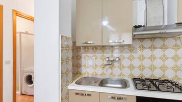 Kühlschrank, Ofen, Herdplatte, Wasserkocher mit Kaffee-/Teezubehör