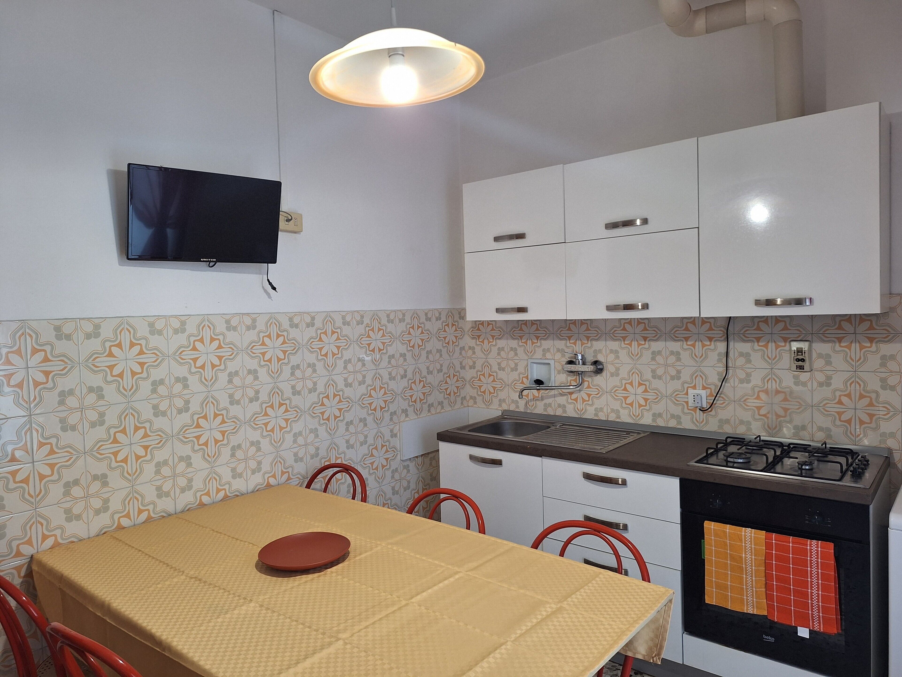 Fridge, oven, stovetop, cookware/dishes/utensils