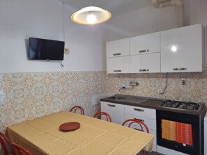 Fridge, oven, stovetop, cookware/dishes/utensils - Apartment '606' with Private Terrace and Shared Garden (Diano Castello)