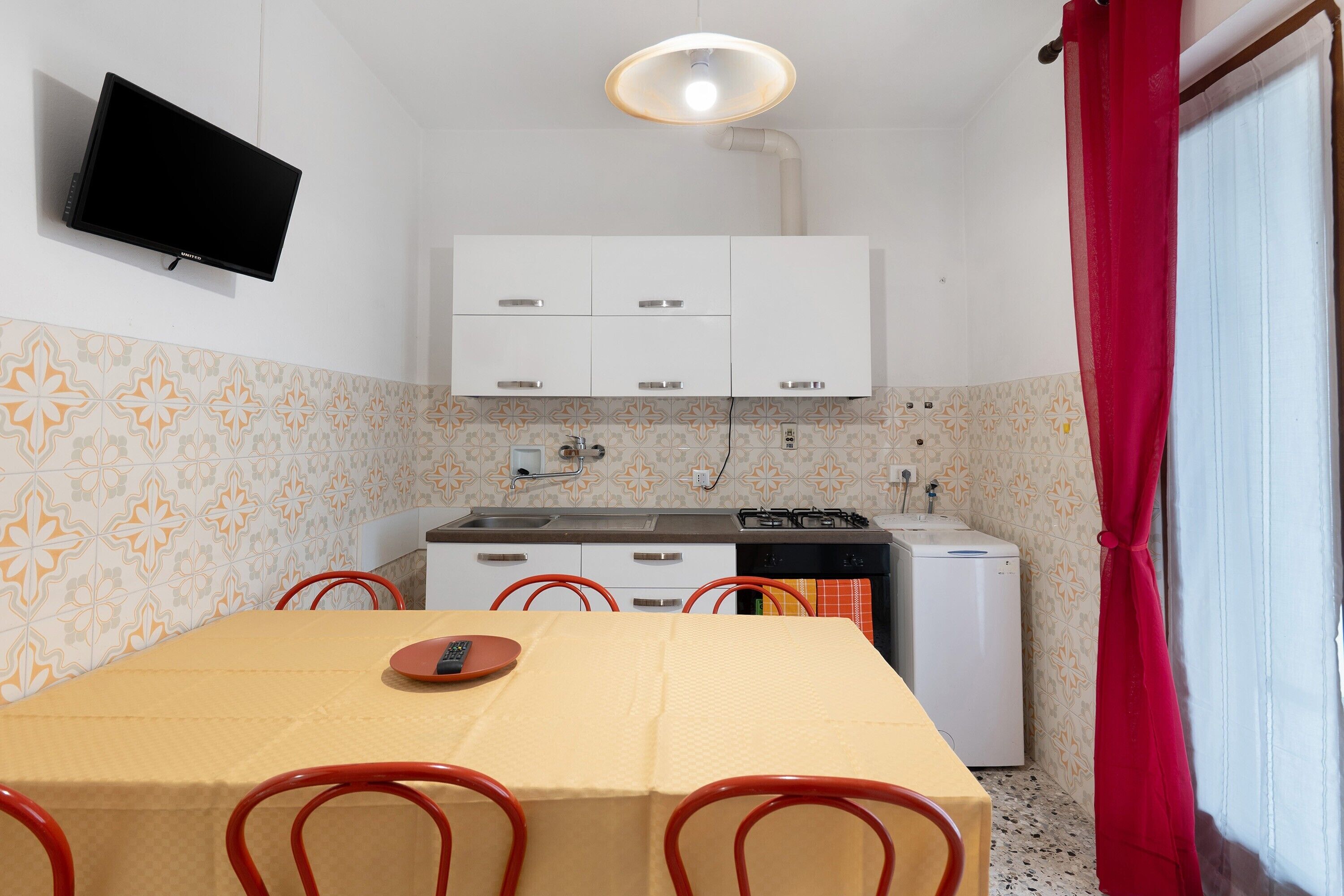 Frigorífico, horno, placa de cocina y utensilios de cocina