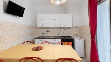 Frigorífico, horno, placa de cocina y utensilios de cocina