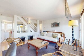 Fernseher, Kamin, DVD-Player, Stereoanlage