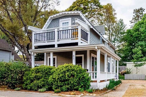 Bright old-world cottage with two porches & large yard - walk to town & beaches