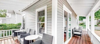 Bright old-world cottage with two porches & large yard - walk to town & beaches