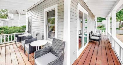 Bright old-world cottage with two porches & large yard - walk to town & beaches