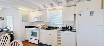 Bright old-world cottage with two porches & large yard - walk to town & beaches