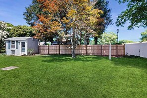 Property grounds - Cape house w/ AC, walk to Park, ferries, dining & shops; close to rail trail (Falmouth)