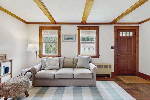Cape house w/ AC, walk to Park, ferries, dining & shops; close to rail trail