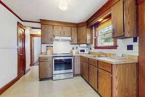 Fridge, microwave, oven, stovetop - Cape house w/ AC, walk to Park, ferries, dining & shops; close to rail trail (Falmouth)