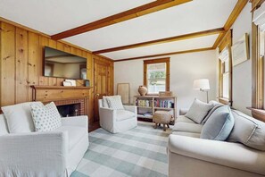 TV, fireplace, offices - Cape house w/ AC, walk to Park, ferries, dining & shops; close to rail trail (Falmouth)