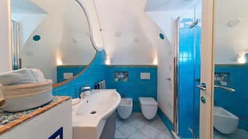 Douche, sĂšche-cheveux, serviettes fournies, savon