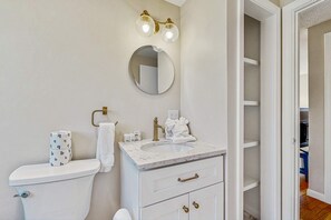 Shower, hair dryer, towels - Cozy retreat near beaches with washer/dryer, AC, games, patio & yard (Falmouth)