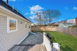 Terrace/patio - Cozy retreat near beaches with washer/dryer, AC, games, patio & yard (Falmouth)