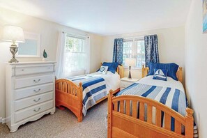 WiFi, bed sheets - Private house close to beach & playground with grill, outdoor shower, & patio (Falmouth)