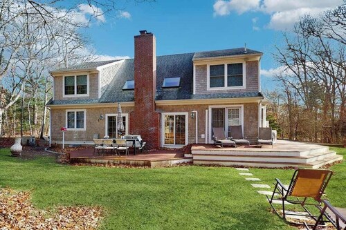Bright coastal home close to the beach with deck, yard, AC & outdoor shower