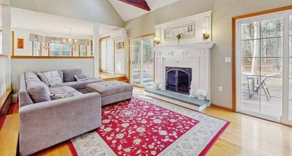 Bright coastal home close to the beach with deck, yard, AC & outdoor shower